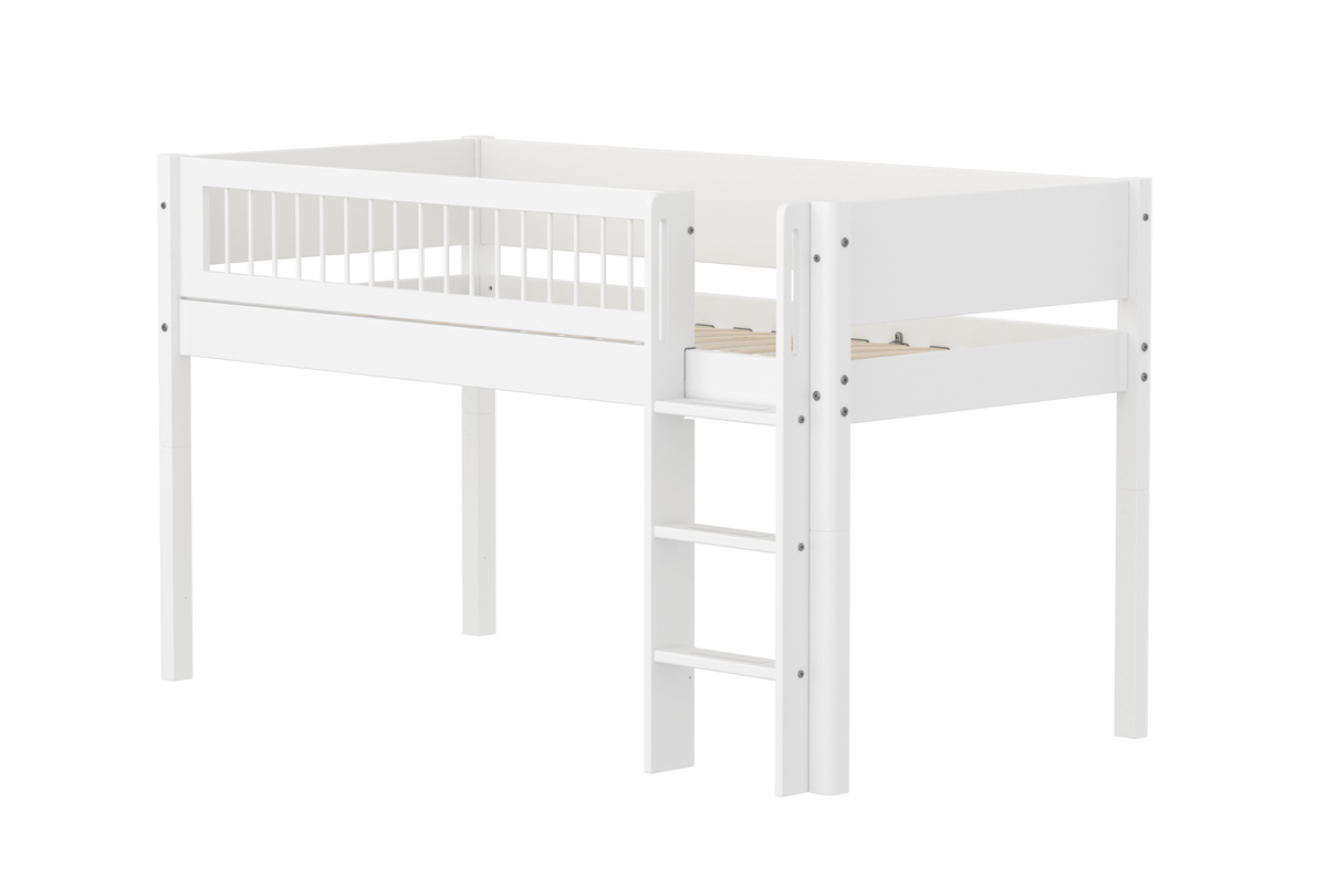 FLEXA WHITE Halvhøj seng 120 cm med stige og crossbar sengehest 90x200 cm - Hvid