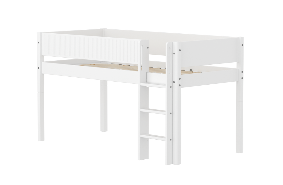 FLEXA WHITE Halvhøj seng 120 cm med stige og grooves sengehest 90x200 cm - Hvid