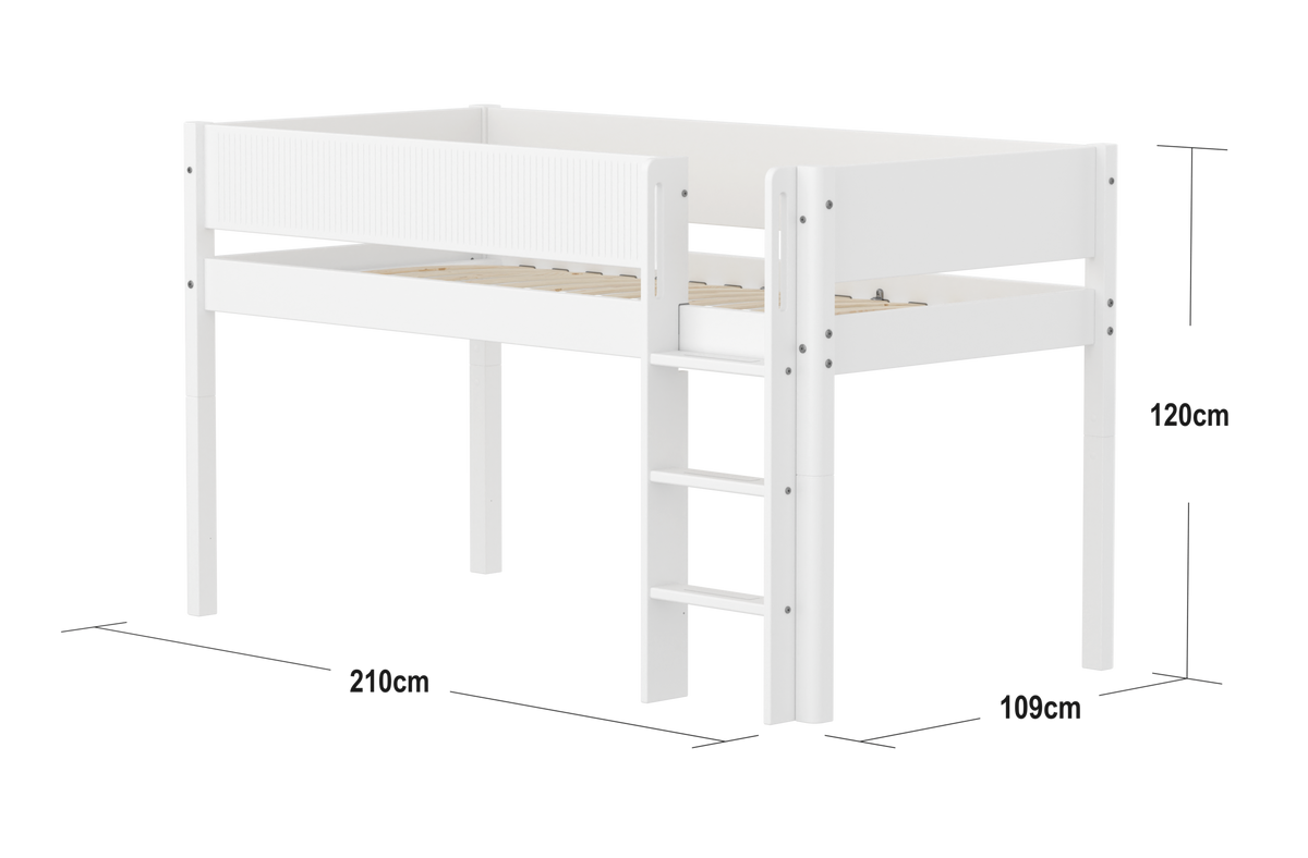 FLEXA WHITE Halvhøj seng 120 cm med stige og grooves sengehest 90x200 cm - Hvid
