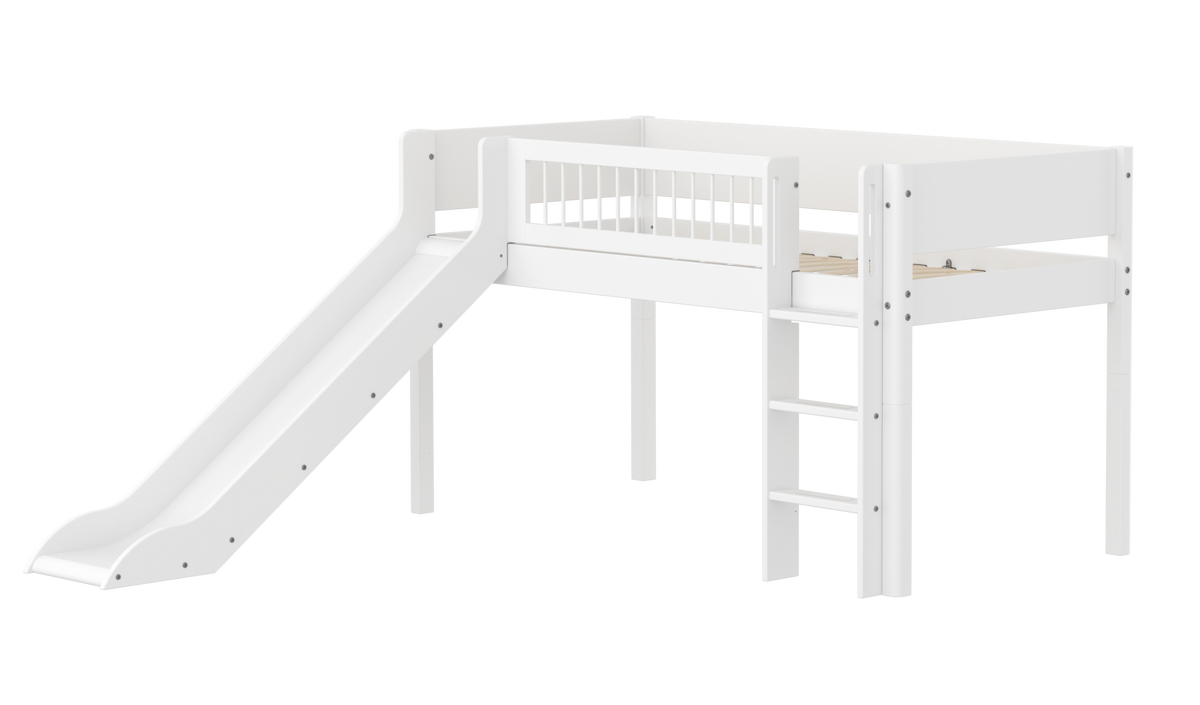 FLEXA WHITE Halvhøj seng 120 cm med rutchebane, stige og crossbar sengehest 90x200 cm - Hvid