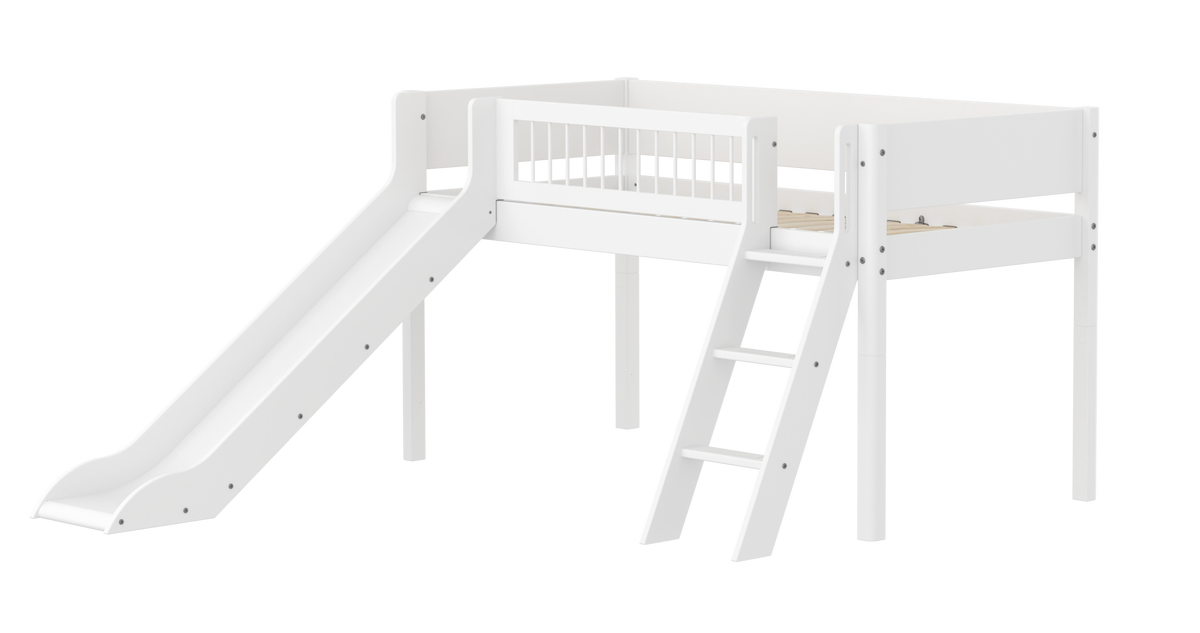 FLEXA WHITE Halvhøj seng 120 cm med rutchebane, skrå stige og crossbar sengehest 90x200 cm - Hvid