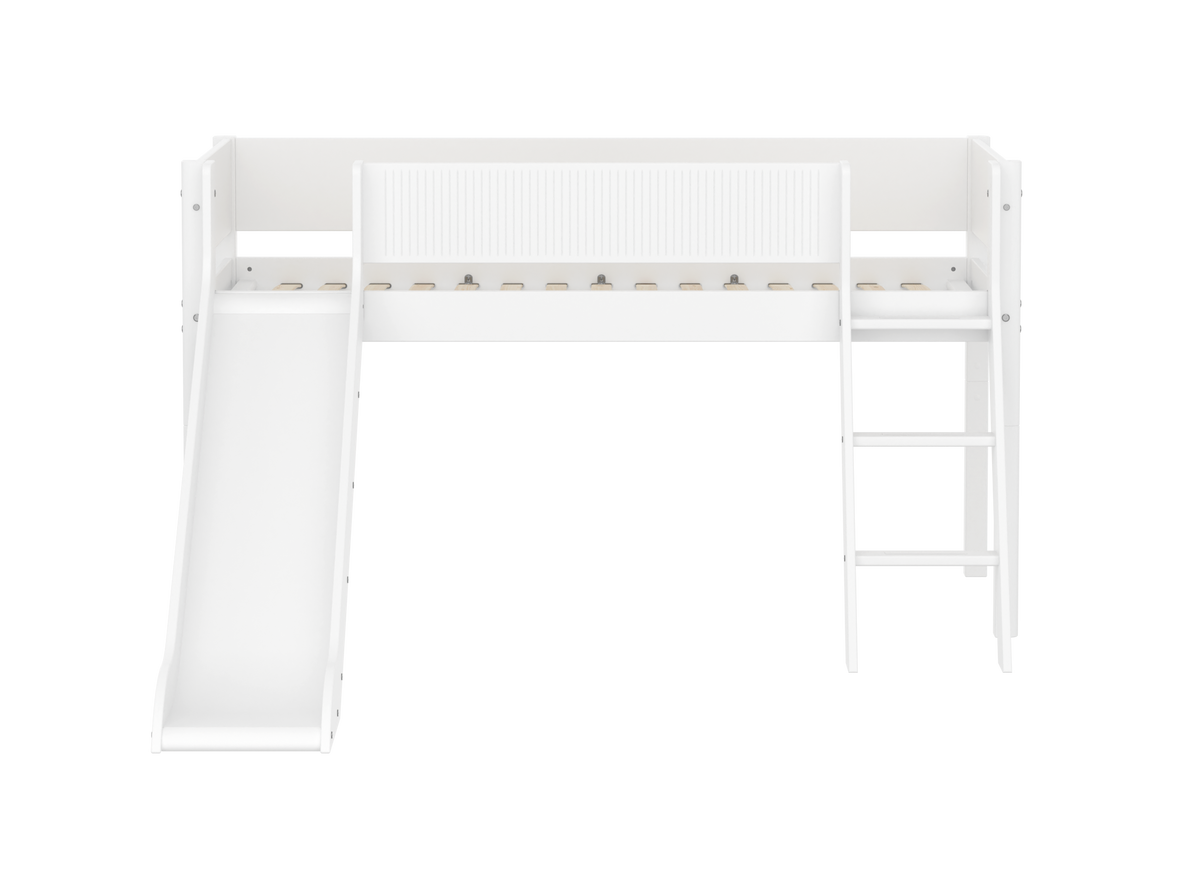 FLEXA WHITE Halvhøj seng 120 cm med rutchebane, skrå stige og grooves sengehest 90x200 cm - Hvid