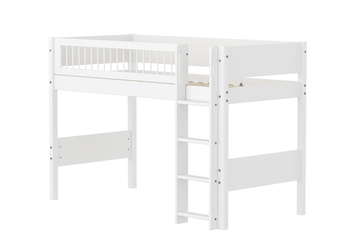 FLEXA WHITE Mellemhøj seng 143 cm med stige og crossbar sengehest 90x200 cm- Hvid
