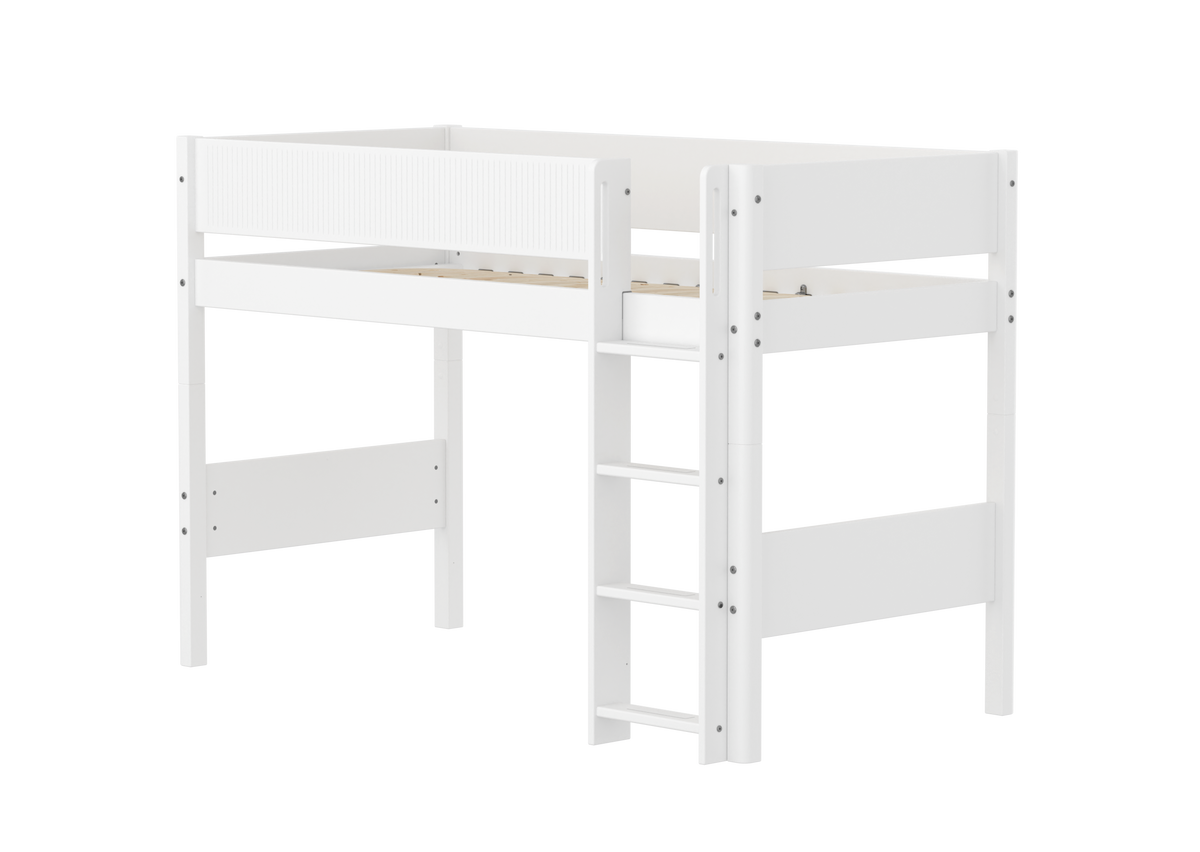 FLEXA WHITE Mellemhøj seng 143 cm med stige og grooves sengehest 90x200 cm- Hvid