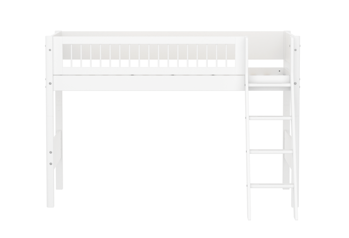 FLEXA WHITE Mellemhøj seng 143 cm med skrå stige og crossbar sengehest 90x200 cm- Hvid
