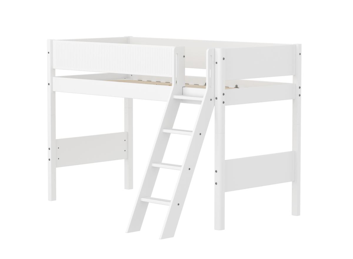 FLEXA WHITE Mellemhøj seng 143 cm med skrå stige og grooves sengehest 90x200 cm- Hvid