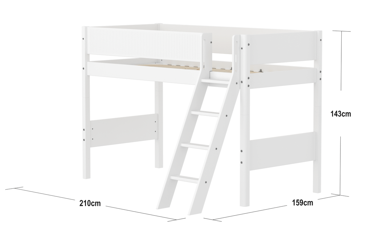 FLEXA WHITE Mellemhøj seng 143 cm med skrå stige og grooves sengehest 90x200 cm- Hvid