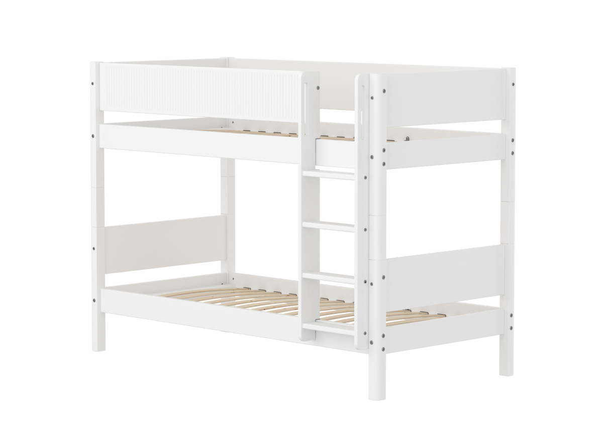 FLEXA WHITE Køjeseng 154 cm med stige og grooves sengehest  90x200 cm- Hvid