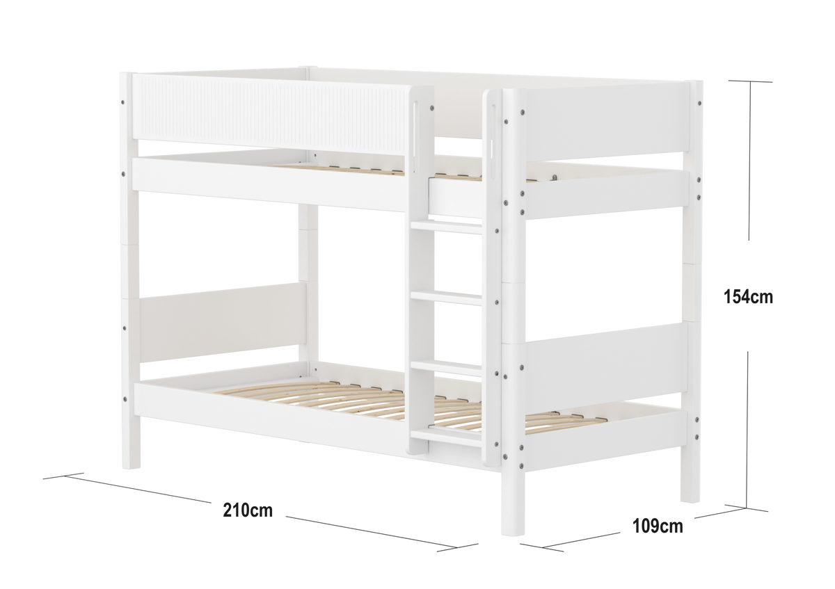 FLEXA WHITE Køjeseng 154 cm med stige og grooves sengehest  90x200 cm- Hvid