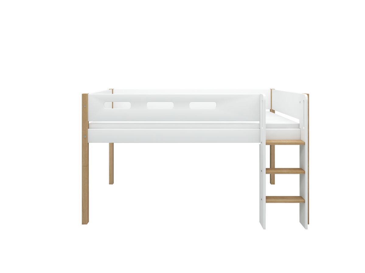 FLEXA NOR Halvhøj seng 120 cm med stige og cut out sengehest 90x200 cm - Hvid/eg