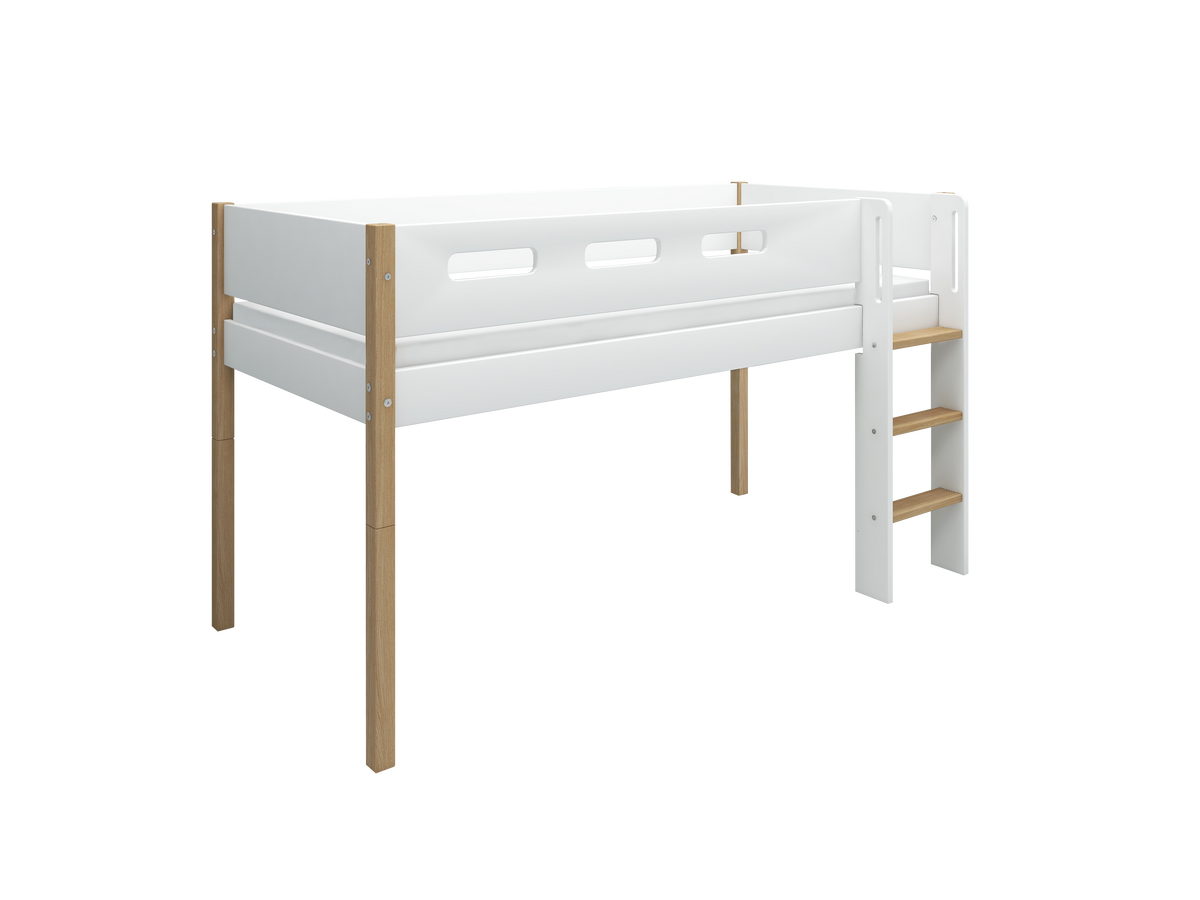 FLEXA NOR Halvhøj seng 120 cm med stige og cut out sengehest 90x200 cm - Hvid/eg