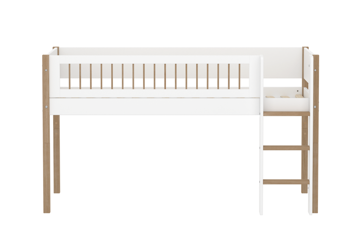 FLEXA NOR Halvhøj seng 120 cm med stige og crossbar sengehest  90x200 cm - Hvid/eg