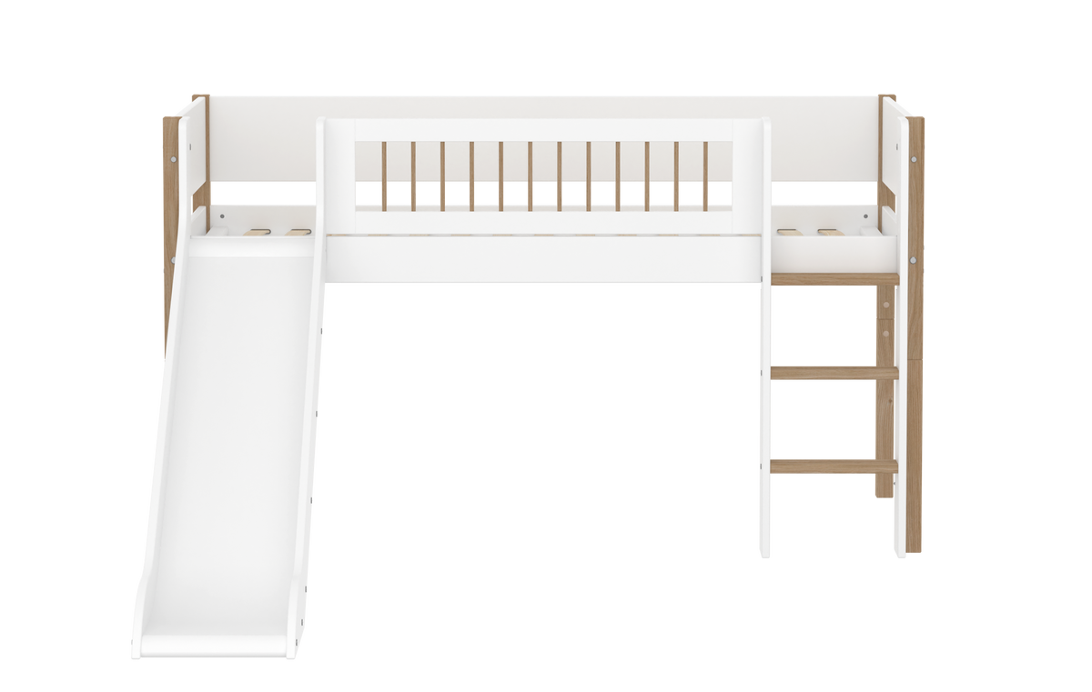 FLEXA NOR Halvhøj seng 120 cm med rutchebane, stige og crossbar sengehest  90x200 cm - Hvid/eg
