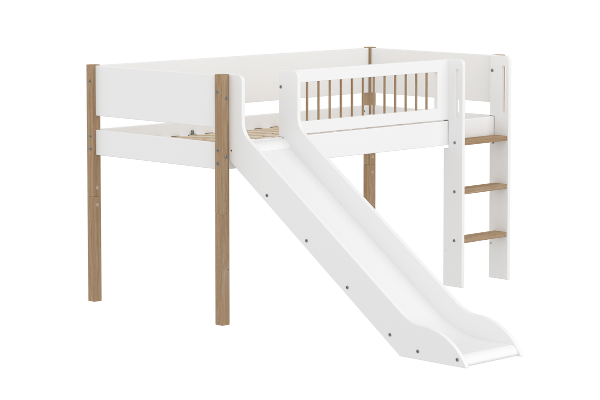 FLEXA NOR Halvhøj seng 120 cm med rutchebane, stige og crossbar sengehest  90x200 cm - Hvid/eg