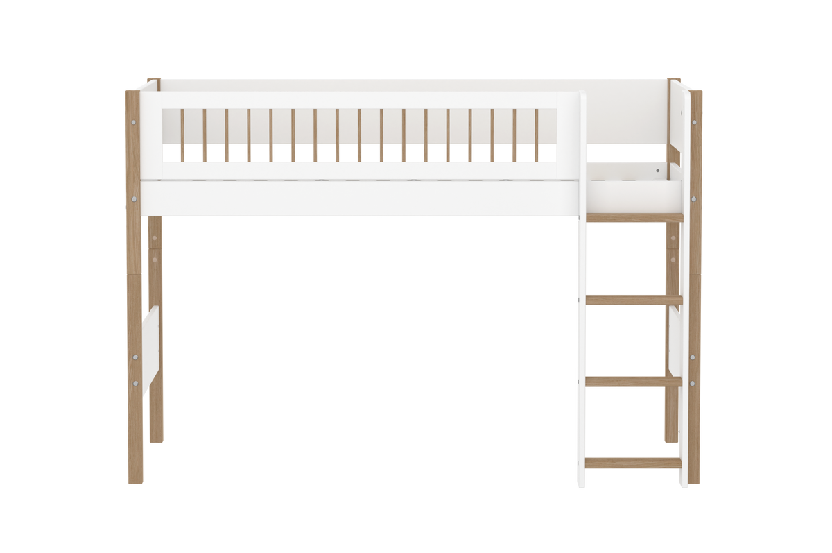FLEXA NOR Mellemhøj seng 143 cm med stige og crossbar sengehest 90x200 cm - Hvid/eg