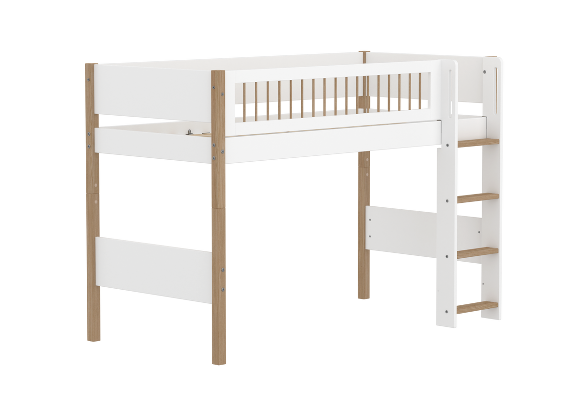 FLEXA NOR Mellemhøj seng 143 cm med stige og crossbar sengehest 90x200 cm - Hvid/eg